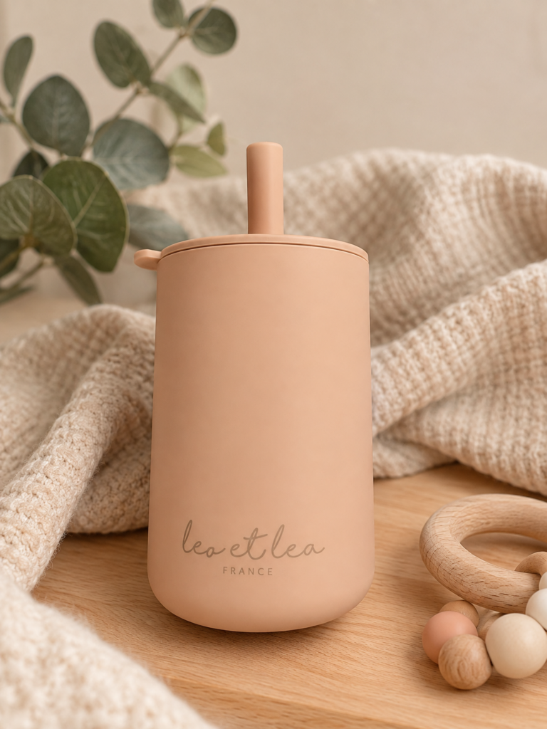 Siliconen beker met rietje voor baby’s en kinderen in perzikkleur