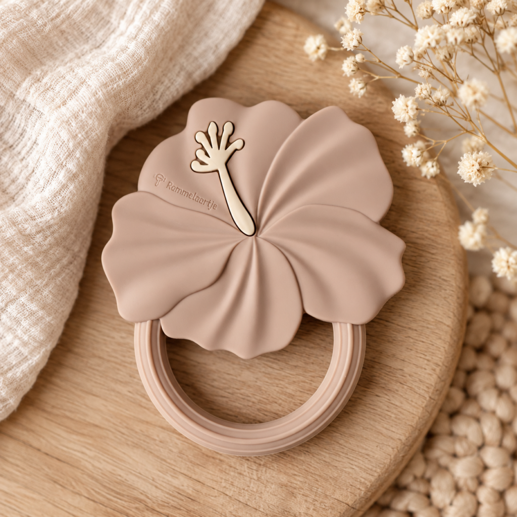 Siliconen bloemenbijtring in zandkleur voor baby's – Create by Lizzy